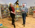 Bild: Otterbein/exb
Die neue Leiterin der Landesfachstelle für Bibliotheken des Sankt Michaelsbundes, Claudia Maria Pecher, wird in der Gemeindebücherei Kastl von deren Leiter Georg Dürr empfangen.