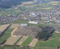 Luftbild: mür
Die Ziegler Holding GmbH errichtet im interkommunalen Industrie- und Gewerbegebiet (Bildmitte) in Wiesau eine weitere etwa 10.000 Quadratmeter große Logistikhalle.