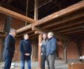 Bild: szl
Bundestagsabgeordneter Albert Rupprecht (Zweiter von links) interessierte sich für die aktuellen Baustellen der Stadt Tirschenreuth. Bürgermeister Franz Stahl (links) führte ihn durch den Schelsturm, der ab Mai zum DAV-Kletterzentrum umgebaut wird.
