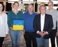 Bild: Lions Club Weiden /exb
Über den Inhalt der blau-gelben Spendenbox der Flossenbürger SPD freuen sich (von links) Gemeinderätin Pamela Wünsche aus Flossenbürg, Hilfstransport-
Organisatorin Dörte Grambow, Gemeinderat Peter Gruber (Flossenbürg), Dr. Elmar Baumer, der Vorsitzende des Lions-Hilfswerks, Lions-
Präsident Dr. Gert Steinwender und Gemeinderat Ulrich Krapf (Flossenbürg).