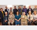 Bild: khg
Die Geehrten des BLLV-Kreisverbands Vilseck mit den Verbandsvertretern (hinten, von links): Bezirkspersonalratsvorsitzende Elisabeth Graßler, BLLV-Bezirksvorsitzender Manuel Sennert, Horst Kohl, Alois Siegert, Richard Schmutzer, Klaus-Dieter Seibold, Hans Grimm und Karl Heinz Grollmisch; sitzend (von links): Walburga Köppl, Anna Baldermann, Vorsitzende Edith Ruppert-Groher, Margarete Jäkel, Sieglinde Kohl und Gunda Ertl-Ledwa.