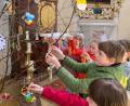 Bild: gz
Jedes der 15 Kinder darf seinen selbst gebastelten Osterschmuck an der Birke anbringen.
