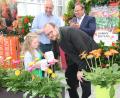 Bild: prh
Landrat Andreas Meier und seine Tochter Katharina tauften in der Gärtnerei Steinhilber die "Sunny Sisters", die Pflanze des Jahres 2022 in Bayern. Applaus dafür erhielten sie nicht nur von den anwesenden Ehrengästen, sondern auch von Gärtnermeister Reinhard Steinhilber und Bernd Fischer (hinten von links), dem Oberpfälzer Bezirksvorsitzenden des BGV.