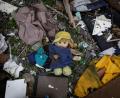 Bild: Alex Chan Tsz Yuk/SOPA Images via ZUMA Press Wire/dpa
Eine Puppe liegt zwischen Trümmern. Schon die Flucht allein kann ein traumatisierendes Erlebnis sein, sagt Traumatherapeutin Heidi Bogenberger.
