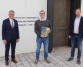 Bild: Stadt Tirschenreuth/exb
Franz Stahl (links) und städtischer Bildungskoordinator Harald Eckstein (rechts) verabschiedeten Studienkoordinator Armin Egentenmeier (Mitte).