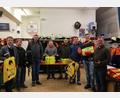 Bild: egl
Bürgermeister Albert Geitner (links) übergibt die Ausrüstungsgegenstände an die Kommandanten der Feuerwehren in der Gemeinde Ursensollen.
