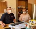 Bild: Sven Lehner/BRK Kreisverband Tirschenreuth/exb
Lukas Münster vom BRK-Leitungsteam in der Notunterkunft Fockenfeld stimmt mit der Freiwilligenkoordinatorin Julia Hamann die offenen Dienste der ehrenamtlichen Helfer für die nächsten Tage ab.