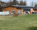 Bild: Werner Beierl/exb
Die Firma Riedl Holzbau in Waldthurn will expandieren. Anwohner haben nun befürchtet, dass der Bau schon ohne Genehmigung starten könnte. Die Erdaufschüttung im Vordergrund ist jedoch im Rahmen des Erlaubten, sagt das Landratsamt.