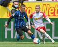 Bild: Armin Weigel/dpa
Regensburgs Jan-Niklas Beste (rechts) wird von Miro Muheim (HSV) verfolgt.