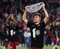 Bild: Sven Hoppe/dpa
Joshuia Kimmich feiert schon mal mit einer Papier-Schale den Meistertitel.