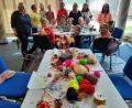 Bild: kwl
Großes Interesse zeigen die kleinen Künstlerinnen und Künstler in den einzelnen Arbeitsgruppen bei der Bastel- und Malaktion der Musikschule. Petra Frischholz, Caroline Kett, Lilli Dollhopf, Vronita Grünauer und Ulrike Gallitzdörfer (von links) leiten die kleinen Schützlinge fachkundig an.