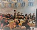 Bild: gz
Die Bayerische Bierkönigin Sarah Jäger hatte beim Dirigieren des "Kaiserjäger-Marsches" die Musiker der "Zoigl-Blosn" fest im Blick.