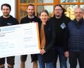 Bild: war
Die "Hohlweglauerer" Patrick und Chris Beßenreuther (von links) verzichten auf ihre Gage. So stemmte der SPD-Ortsverein Etzenricht eine Spende von 500 Euro an die Ukrainehilfe.