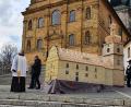 Bild: gjb
Das Modell der Mariahilfbergkirche vor dem Gotteshaus in Amberg.