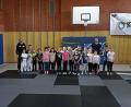 Bild: soj
Andi Fachtan (links) und Florian Hoffmann (rechts) mit den Kindern beim Selbstverteidigungskurs in der Schulturnhalle.