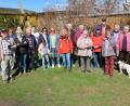 Bild: bsc
Nach zweijähriger coronabedingter Pause trafen sich Mitglieder der Marinekameradschaft Weiden zu einer gemeinsamen Tour. Kameradschaftsleiter Gerhard Meiler (Dritter von links) freute sich über den Zuspruch und dankte Mitglied Bernhard Petrik (Dritter von rechts), der zusammen mit Ehefrau Rita (Zweite von rechts) für eine Stärkung in seinem Garten sorgte.