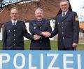 Bild: frd
Per Handschlag verabschiedete der Dienststellenleiter der PI Oberviechtach, Robert Feuerer (Mitte), Georg Pfannenstein (rechts) und wünschte dessen Nachfolger Norbert Ehebauer (links) eine glückliche Hand.