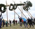 Bild: Wolfgang Steinbacher
Mit Muskelkraft wurde am Samstag der Baum aufgestellt.