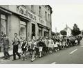 Bild: Archiv Werner Männer
Heinrich Bornschlegl (links) bei einem Ausflug mit der Akkordeonschule und der Singschule in Mitterteich vor dem ehemaligen Kaufhaus Klein (heute Bäckerei Sölch).