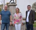 Bild: bö
Verwaltungsfachwirtin Birgit Winkler übernimmt zum 1.. Januar 2023 die Leitung der Verwaltung des Marktes Schmidmühlen von Verwaltungsrat Thilo Gawlista (links), der nach über 42 Jahren in den Ruhestand geht. Rechts Bürgermeister Peter Braun.