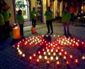 Bild: Franz Zielinski/Greenpeace Weiden. 
Aktivisten der Greenpeace-Ortsgruppe Weiden demonstrieren mit Kerzen gegen Atomenergie.