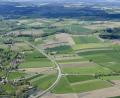 Bild: mür
Die Ziegler-Group wird das Holzfaser-Dämmplattenwerk in Bärnau nicht bauen. Standort für das 60-Millionen-Euro-Projekt wäre an der Umgehungsstraße (rechts im Bild nach der Straße) gewesen.
