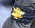 Bild: Christophe Gateau/dpa/Archivbild
Ein Demonstrant trägt eine Armbinde mit einem gelben Stern, der an einen Judenstern erinnern soll.