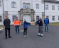 Bild: jr
Den Erlös aus dem Bratwurstverkauf am Faschingsdienstag – 1011,11 Euro – übergab der Schlüsselclub Münchenreuth vorm Schloss Fockenfeld an den BRK-Kreisverband. Von links David Wifling, BRK-Geschäftsführer Holger Schedl, Stefanie Hebenstreit, Lukas Münster (BRK) und Präsident Alexander Hübner.