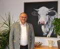 Bild: as
Ländliche Entwicklung und Kuh, das passt zusammen: Der neue Amtsleiter Kurt Hillinger hat in seinem Chefbüro ein sehr naturalistisches Gemälde aufgehängt.