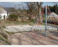 Bild: br
Ergänzend zur im Vorjahr errichteten Kletterpyramide (rechts im Bild) soll auf dem Generationenplatz in diesem Jahr als weiteres Kleinprojekt eine Dorfhalle realisiert werden.