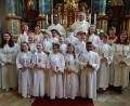 Bild: ct
13 Kinder aus Schlicht und Sorghof empfangen in der Pfarrkirche St. Georg in Schlicht die Erstkommunion. Stadtpfarrer Pater Robin Xavier (hinten links) und Diakon Dieter Gerstacker zelebrieren den Gottesdienst.