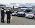 Bild: Romeo Mataj/exb
Pfarrer Saju Thomas (links) und Pfarrer Herbert Mader segnen die Autos der Sozialstation.