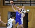 Bild: Hubert Ziegler
Alexander Akst (hinten) von der TV Amberg-Sulzbach BSG versucht Stefan Münch (vorne) vom TSV Schwandorf am Korbwurf zu hindern.