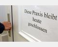Symbolbild: Patrick Pleul/dpa
Botschaften wie diese sollen in der zweiten Woche der Osterferien in Weiden in vielen Praxen gang und gäbe gewesen sein. Nicht immer hatte das aber mit einem Arzt zu tun, der gerade beim Bergwandern war oder eine Städtereise genoss.