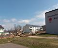 Bild: Susanne Forster
Die Bauarbeiten am Außengelände der Grundschule sind gestartet. Die Bauarbeiten betreffen konkret das Pausenhofareal und den Krippenparkplatz.
