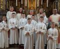 Bild: rha
Am Sonntag empfängt eine Gruppe der Vilsecker Kommunionkinder durch Pater Jimmy Joseph erstmals den Leib Christi.