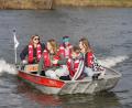 Bild: ffz
Eine Spritztour mit dem Motorboot unter Leitung von Daniela Pemp (mit Sonnenbrille) – natürlich nur mit entsprechender Sicherheitskleidung – wurde gerne von allen angenommen.