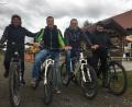 Bild: upl
Sie haben es längst "daschmeckt": Petra Obermeier, Patrick Eckl, Daniel Meier und Hans Obermeier (von links) beim Radler-Sonntag im Landkreis Schwandorf.