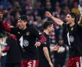 Bild: Matthias Balk/dpa
Feierbiester: Thomas Müller (links) und Leon Goretzka (rechts). Robert Lewandowski (Mitte) überlegt noch.
