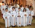 Bild: no
Die neun Erstkommunionkinder mit den Ministranten, Pfarrvikar Thomas Sannikommula (Mitte), der Hauptorganisatorin der außerschulischen Vorbereitung, Isabel Riederer von Paar (rechts), und Helferin Silke Steinmetz (Zweite von links).