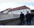 Bild: szl
Regierungsvizepräsident Florian Luderschmid (links) war zu Besuch in Tirschenreuth. Bei einem Spaziergang durch die Innenstadt ließ er sich von Bürgermeister Franz Stahl die aktuellen städtebaulichen Maßnahmen zeigen.