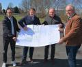 Bild: jr
Auf dem Gelände der Schützengesellschaft wird ein Containerdorf aufgebaut – als Übergangslösung bis zur Fertigstellung des neuen Kinderhauses Purzelbaum. Von links Bauamtsleiter Thomas Grillmeier, Bürgermeister Stefan Grillmeier, Schützenmeister Wolfgang Friedl und Leonbergs Bürgermeister Johann Burger.