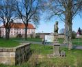 Bild: do
Der Brückenheilige weist den Weg: Die Statue des heiligen Johannes Nepomuk vor der südlichen Einfahrt zum Klosterdorf ist Ausgangspunkt für die geplanten Themenwege.