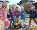 Bild: fks
Mit allerlei Werkzeug in der Hand wollen die Kindergartenkinder endlich ihren Naschgarten anlegen.