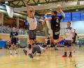 Bild: Guenter Uschold
In kritischen Situationen suchten die Oberviechtacher Handballer sehr oft Luca Meier (schwarzes Trikot, Nummer 4) am Kreis, der wie in dieser Szene auch meist verwandelte.