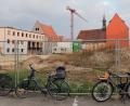Bild: Wolfgang Steinbacher
Das Bürgerspital-Gelände in Amberg wird gesäumt von der Wirtschaftsschule, der Spitalkirche, dem Spitalgraben und dem Ring-Theater. Eine Entwicklung des Areals sollte in jedem Fall durchlässig sein und diese Umgebung mit einbeziehen, sagt Stadtplanerin Melanie Hierl.
