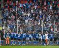 Bild: Armin Weigel/dpa
Ausgelassen feierten die Spieler des Hamburger SV den 4:2-Sieg in Regensburg mit ihren zahlreichen Anhängern.