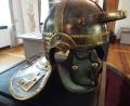 Bild: e
Er steht im Theuerner Kulturmuseum: Ein römischer Helm mit Kreuzbügel aus Eisen aus dem dritten Jahrhundert.