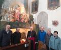 Bild: Pfarrei Beidl/exb
Bischof Rudolf Voderholzer besichtigte das "Heiliige Grab" in der Pfarrkirche in Beidl. Mit dabei waren (von links) Zweiter Bürgermeister Markus Preisinger und Pfarrer Thomas Thiermann sowie (von rechts) das Mesnerehepaar Vollath und Pfarrgemeinderatssprecher Michael Vollath.