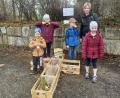 Bild: Gemeinde Kulmain/exb
Am Friedhof war ein Kreuz aus Obstkisten aufgebaut, in die Steine gelegt werden konnten. Symbolisch entledigten sich die Kinder und Erwachsenen so einer Last oder eines Fehlverhaltens.
